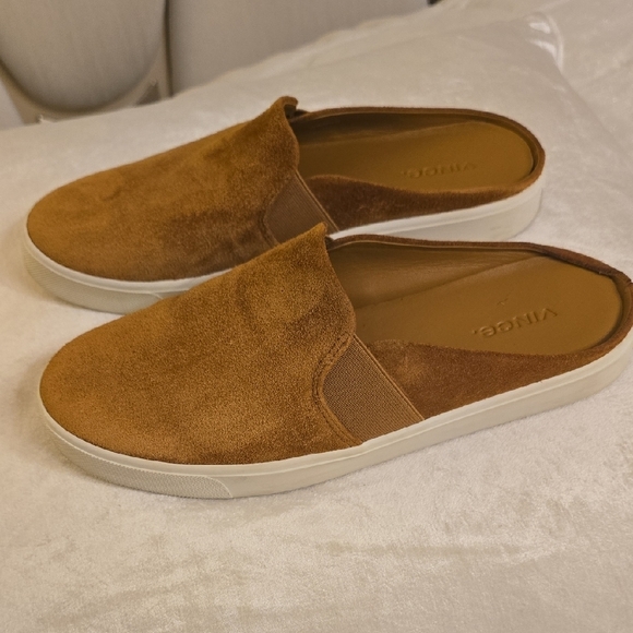 Vince Brown Tan Suede Flats with Sleek Design - Picture 3 of 9